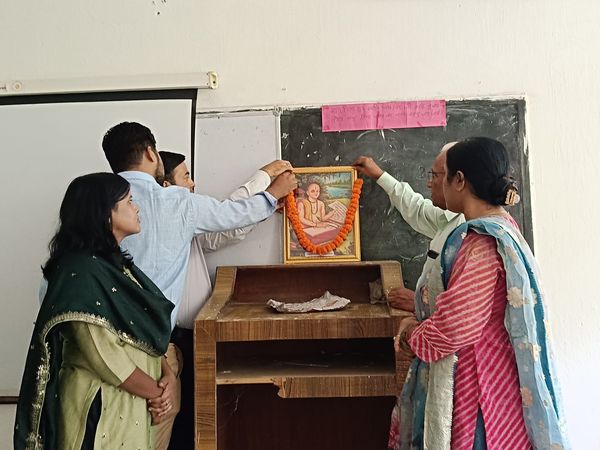 The Hindi Department arranged Tulsi-Smaran Parv on August 17, 2024, the program started with garlanding the photo of Goswami Tulsidas.