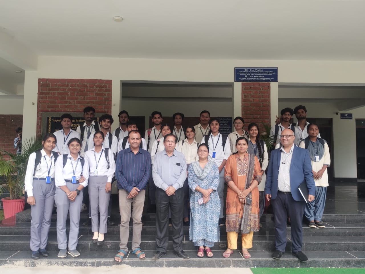 Yogoda Satsanga Mahavidyalaya organized an insightful seminar on *Understanding the Capital Market* in collaboration with Dr. Raman Ballabh.