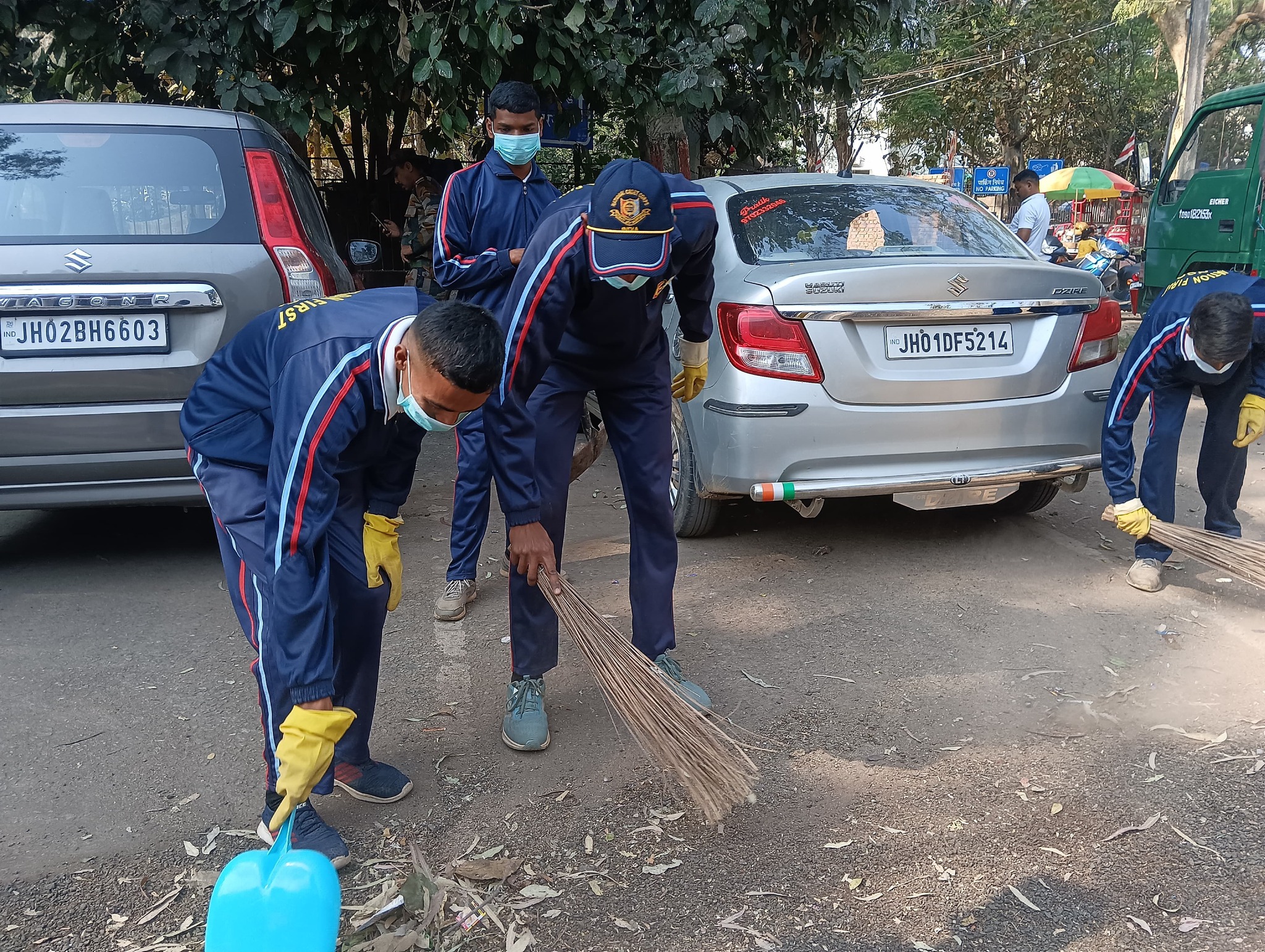8 NCC cadets of Yogada Satsang College participated in this cleanliness campaign.